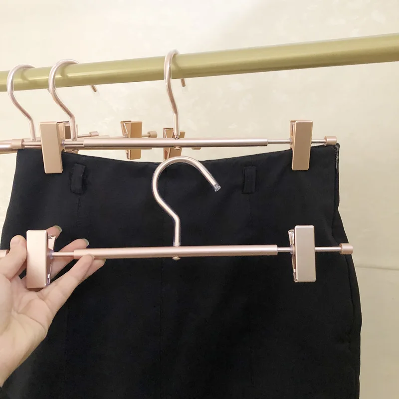 מכנסיים חדשים מתלה קולבים לחיסכון במקום מכנסיים על קולב בגדים הארגון אחסון הארון מכנסיים חותלות החלקה קולב מתכת