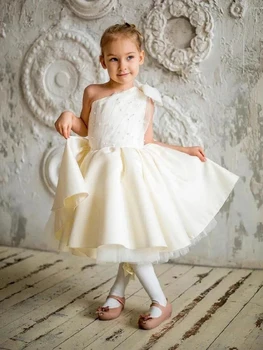 שנהב, פנינים, פרח ילדה שמלות נסיכה כדור שמלת ההתייחדות הראשונה לנשף כתף אחת קידה קטנה אופנה 2023
