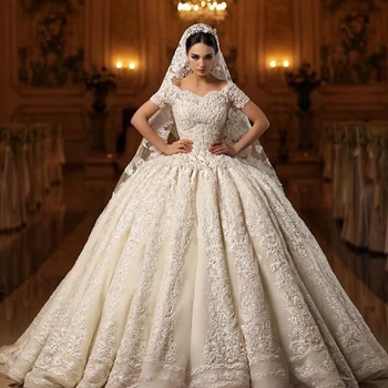 יוקרה קריסטלים חרוזים שרוולים קצרים צוואר V נסיכה, שמלת נשף נשים חתונת כלה שמלת תחרה מלא אפליקציות ערבית דובאי 2021