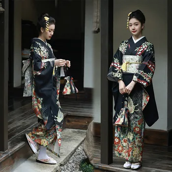 שמלה מסורתית לנשים. בסגנון יפני ללא שרוולים, רוח רחצה צילומי צילומי בגדים. קימונו יפני.